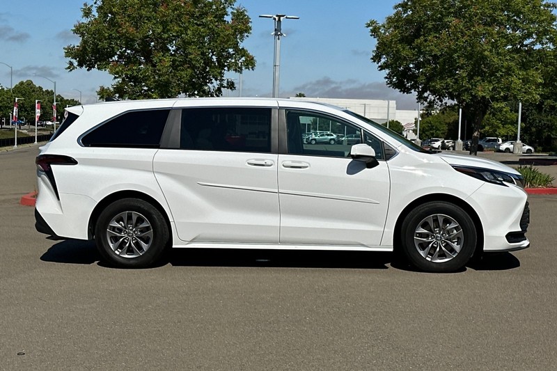 Toyota Sienna Vehicle Full-screen Gallery Image 03