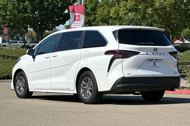 Toyota Sienna Vehicle Full-screen Gallery Image 06
