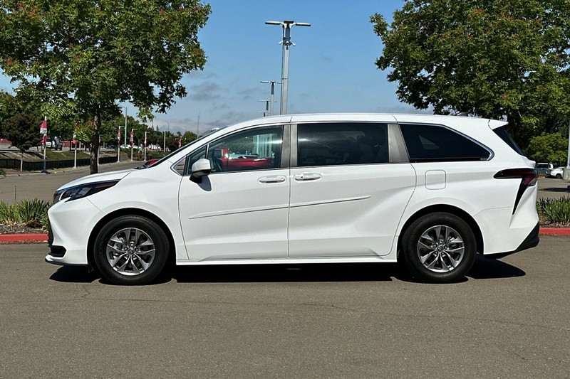 Toyota Sienna Vehicle Full-screen Gallery Image 07