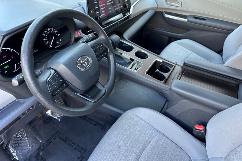 Toyota Sienna Vehicle Full-screen Gallery Image 10