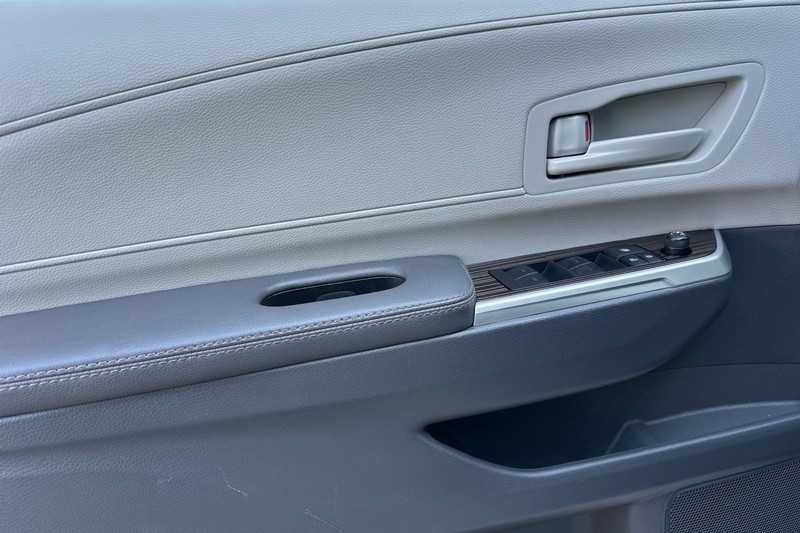 Toyota Sienna Vehicle Full-screen Gallery Image 11