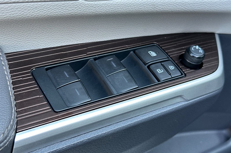 Toyota Sienna Vehicle Full-screen Gallery Image 12