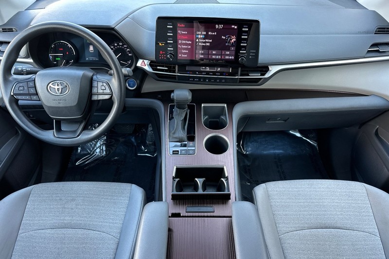 Toyota Sienna Vehicle Full-screen Gallery Image 15