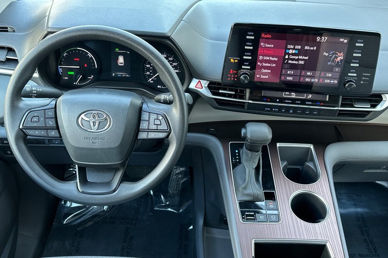 Toyota Sienna Vehicle Full-screen Gallery Image 16