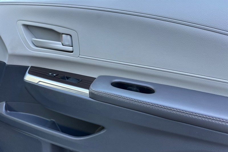 Toyota Sienna Vehicle Full-screen Gallery Image 21