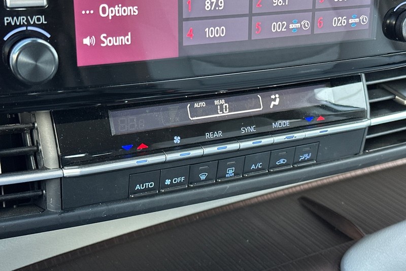 Toyota Sienna Vehicle Full-screen Gallery Image 28