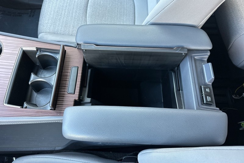 Toyota Sienna Vehicle Full-screen Gallery Image 32