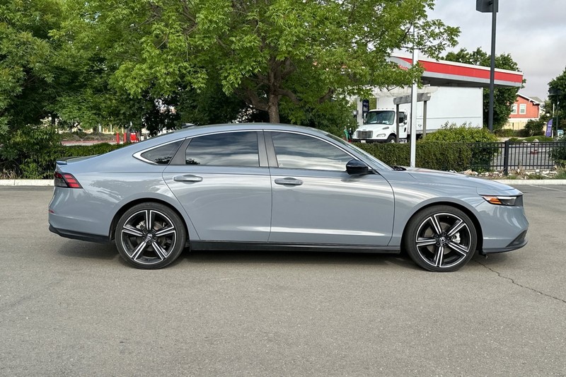 Honda Accord Hybrid Vehicle Full-screen Gallery Image 03