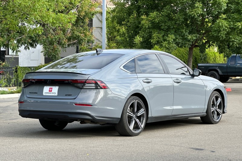 Honda Accord Hybrid Vehicle Full-screen Gallery Image 04