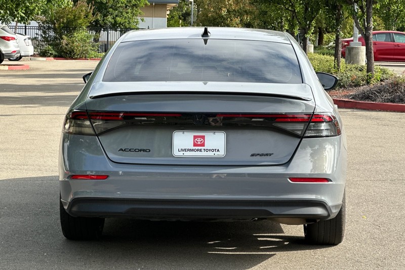 Honda Accord Hybrid Vehicle Full-screen Gallery Image 05
