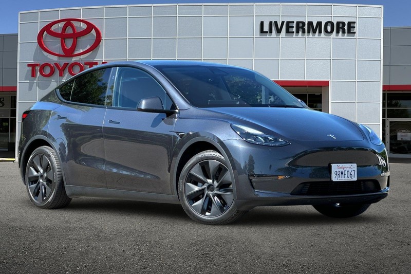 Tesla Model Y Vehicle Full-screen Gallery Image 02