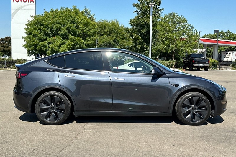 Tesla Model Y Vehicle Full-screen Gallery Image 03