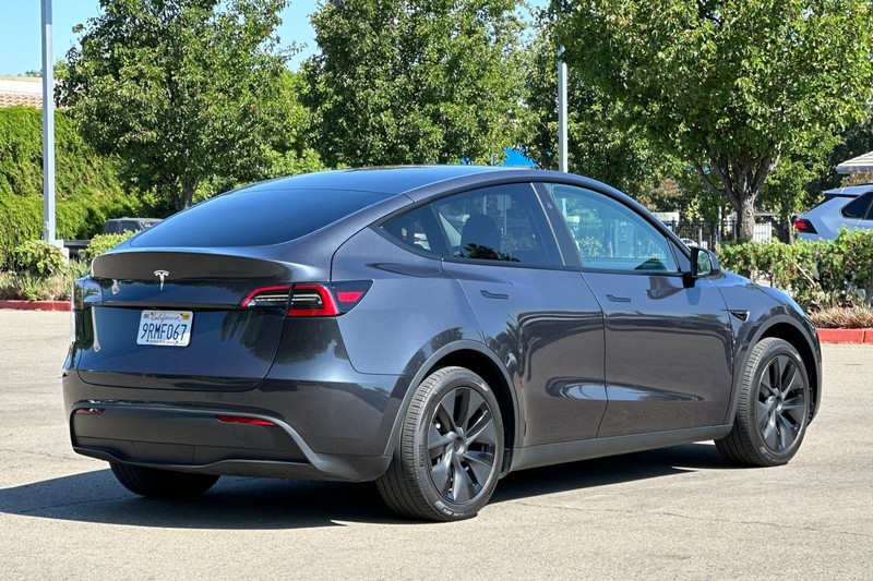 Tesla Model Y Vehicle Full-screen Gallery Image 04