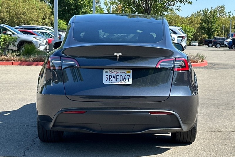 Tesla Model Y Vehicle Full-screen Gallery Image 05