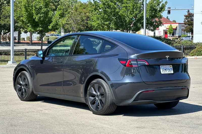 Tesla Model Y Vehicle Full-screen Gallery Image 06