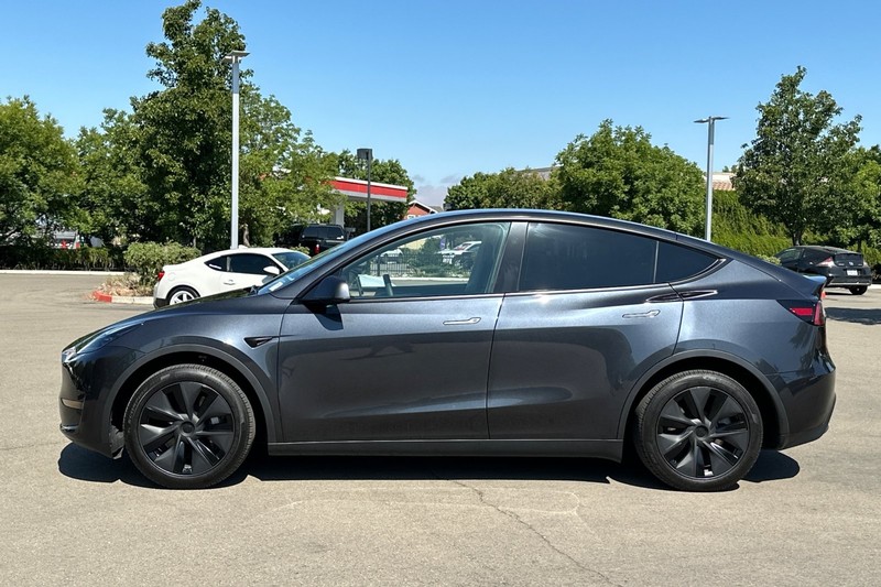 Tesla Model Y Vehicle Full-screen Gallery Image 07