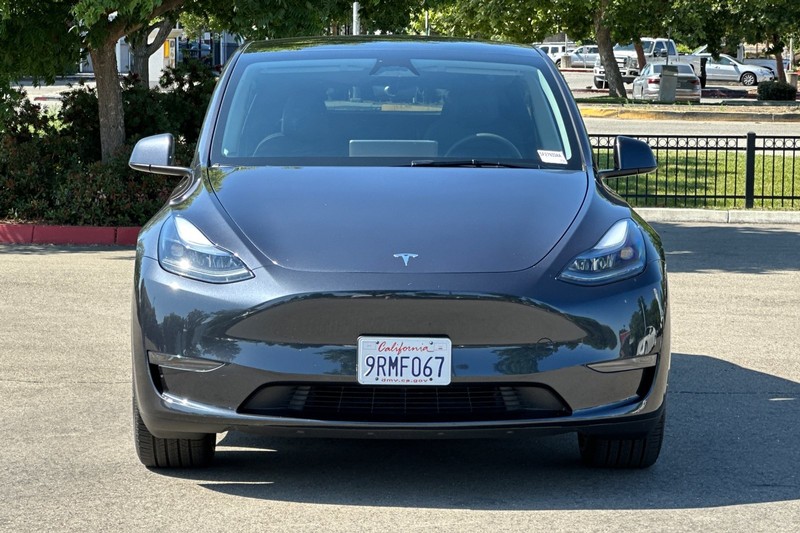 Tesla Model Y Vehicle Full-screen Gallery Image 09