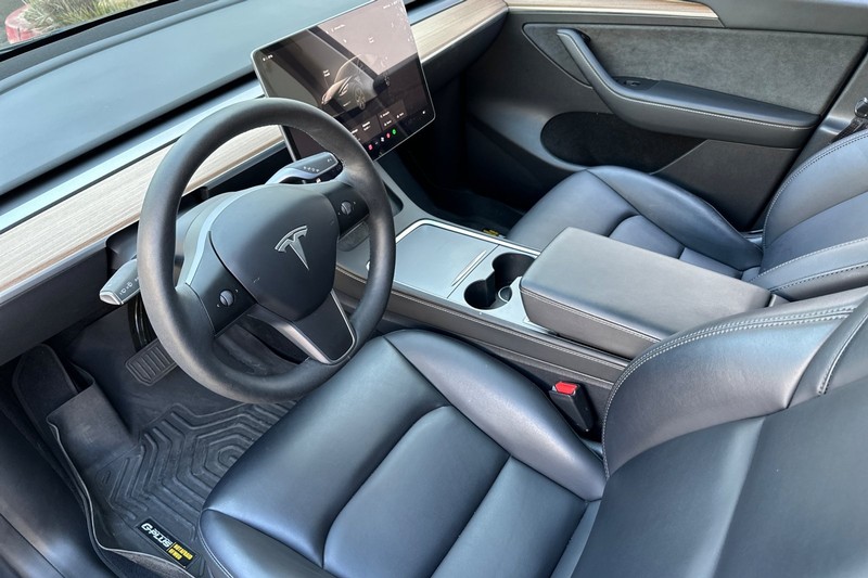 Tesla Model Y Vehicle Full-screen Gallery Image 10