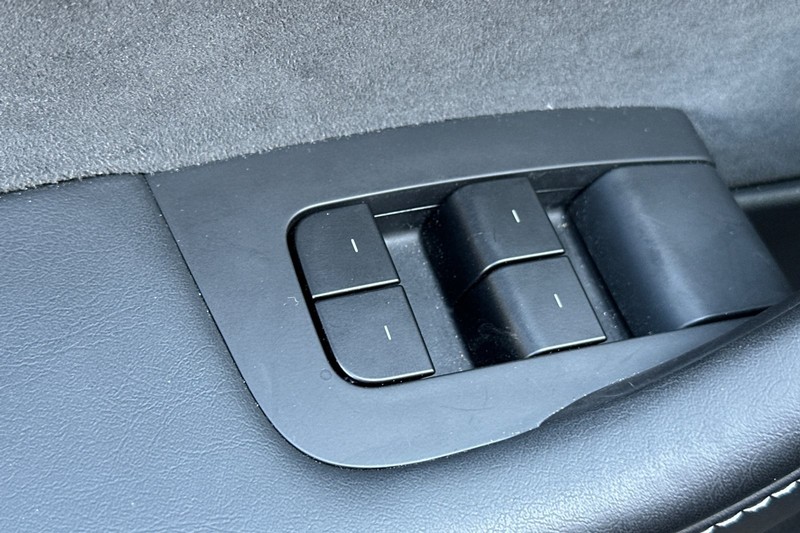 Tesla Model Y Vehicle Full-screen Gallery Image 12