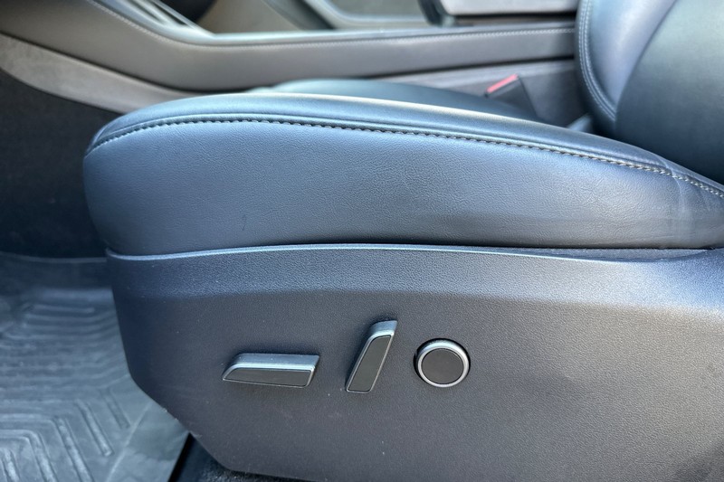 Tesla Model Y Vehicle Full-screen Gallery Image 13