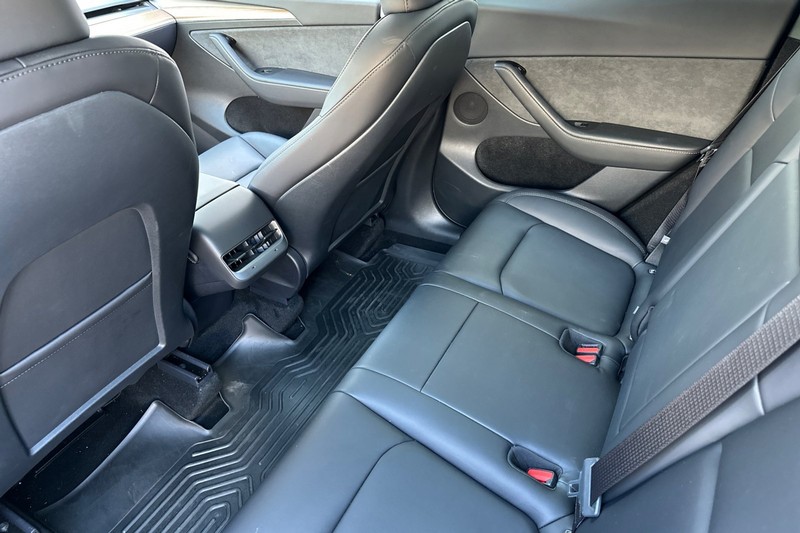 Tesla Model Y Vehicle Full-screen Gallery Image 14