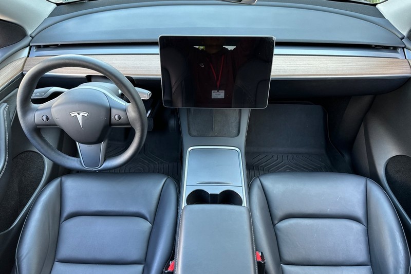 Tesla Model Y Vehicle Full-screen Gallery Image 15