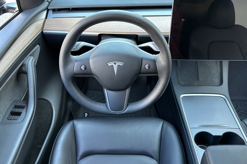 Tesla Model Y Vehicle Full-screen Gallery Image 16