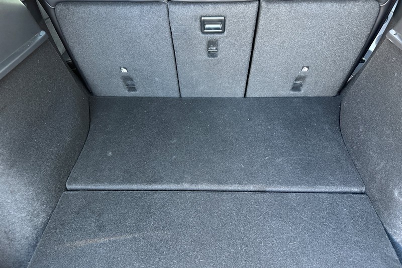 Tesla Model Y Vehicle Full-screen Gallery Image 17
