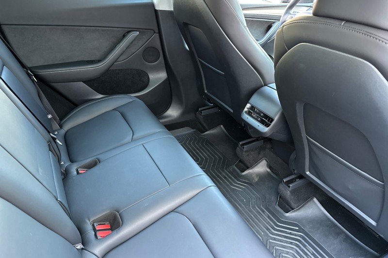 Tesla Model Y Vehicle Full-screen Gallery Image 18