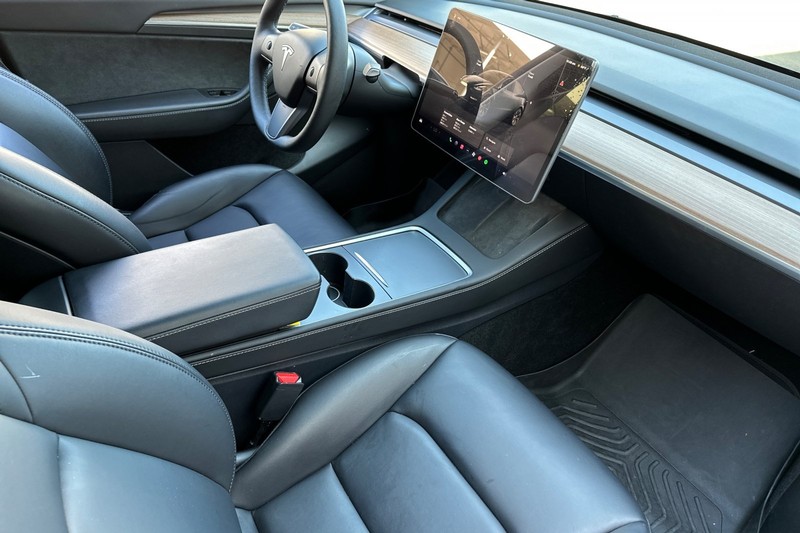 Tesla Model Y Vehicle Full-screen Gallery Image 19