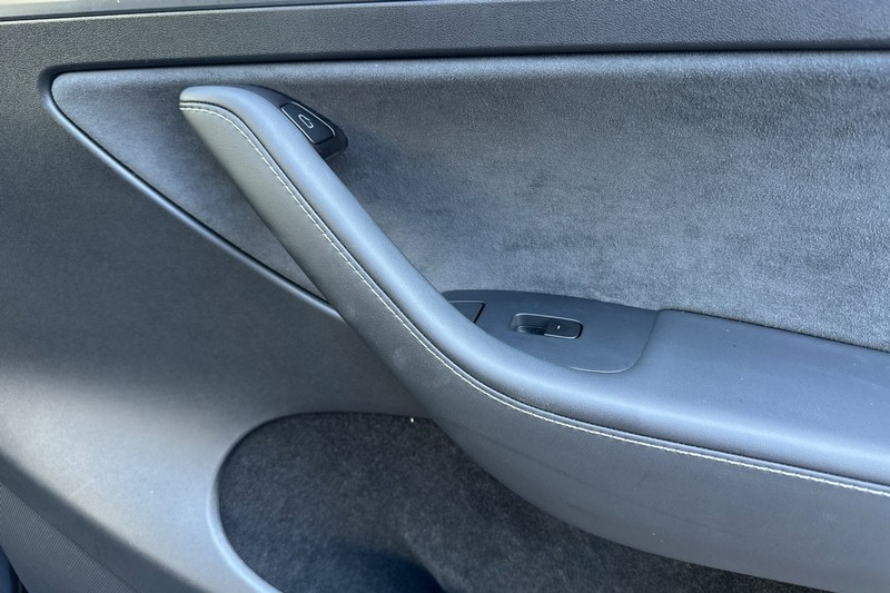 Tesla Model Y Vehicle Full-screen Gallery Image 21