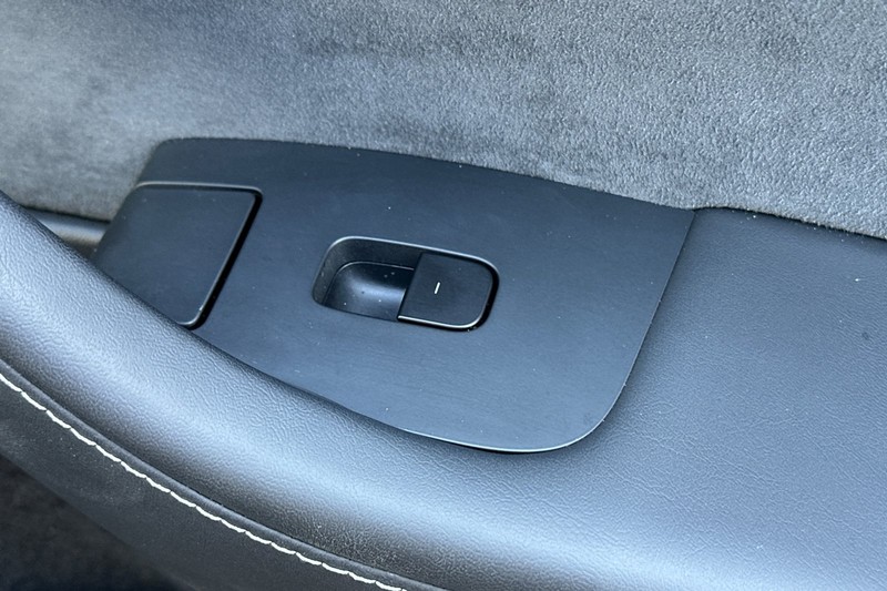 Tesla Model Y Vehicle Full-screen Gallery Image 22