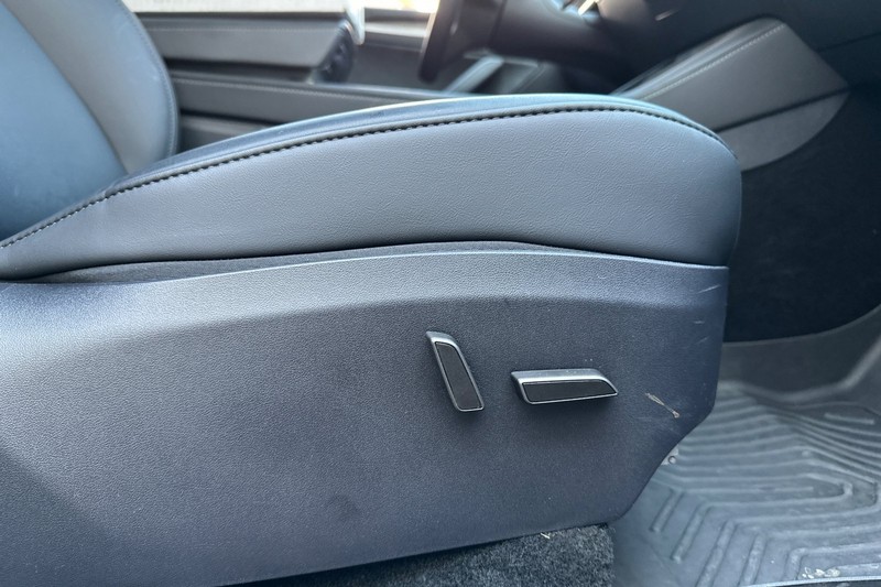 Tesla Model Y Vehicle Full-screen Gallery Image 23