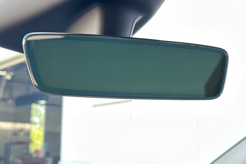 Tesla Model Y Vehicle Full-screen Gallery Image 25