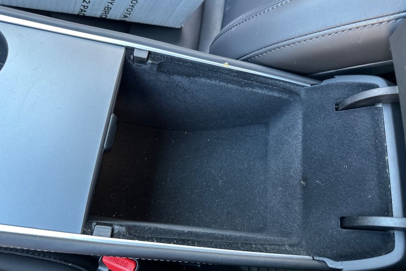 Tesla Model Y Vehicle Full-screen Gallery Image 30
