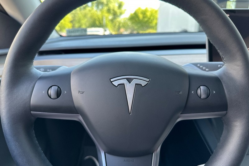 Tesla Model Y Vehicle Full-screen Gallery Image 32