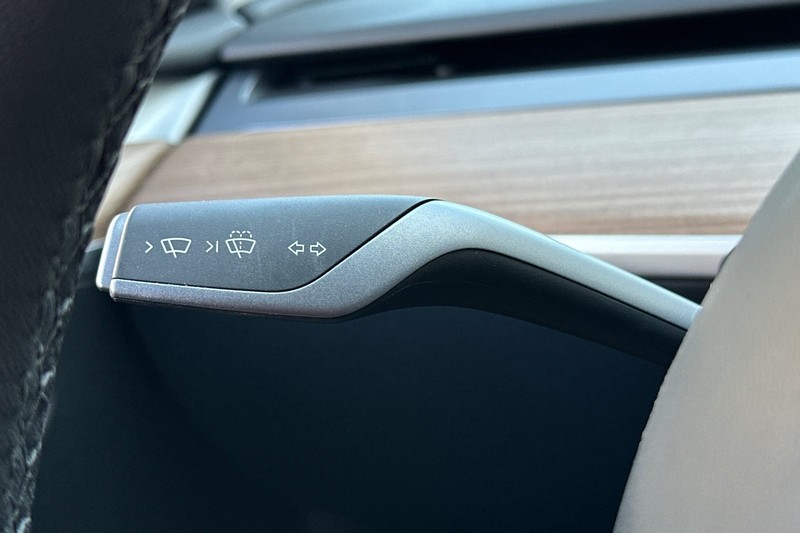 Tesla Model Y Vehicle Full-screen Gallery Image 34