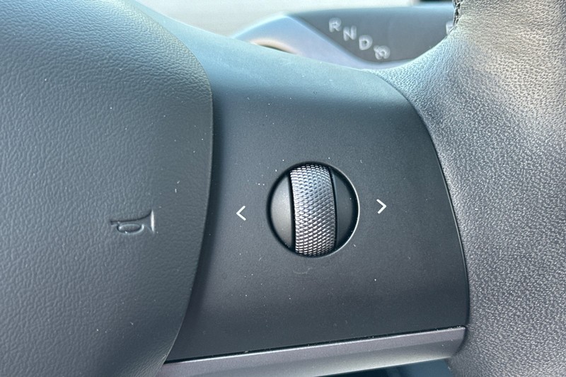 Tesla Model Y Vehicle Full-screen Gallery Image 35