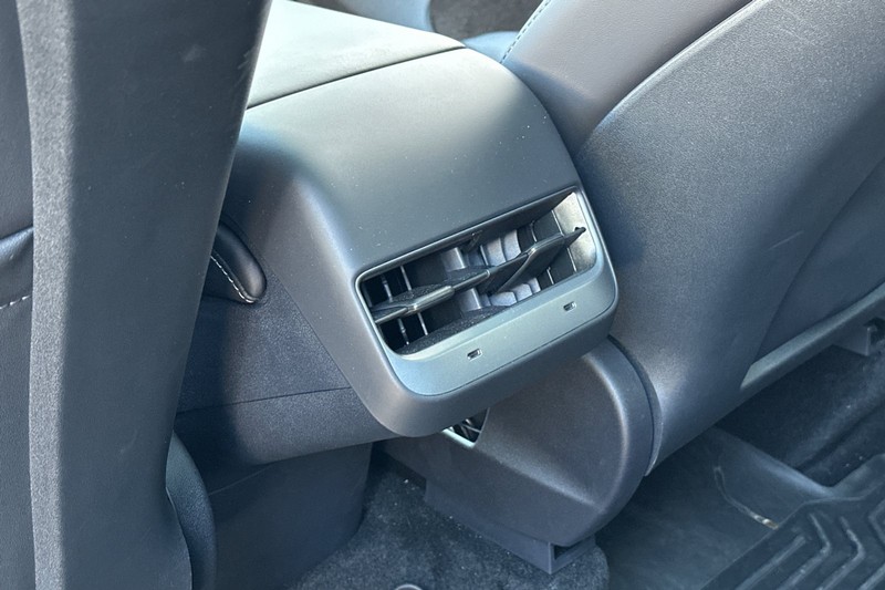 Tesla Model Y Vehicle Full-screen Gallery Image 37