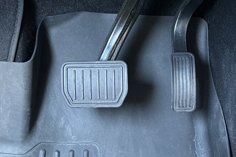 Tesla Model Y Vehicle Full-screen Gallery Image 39
