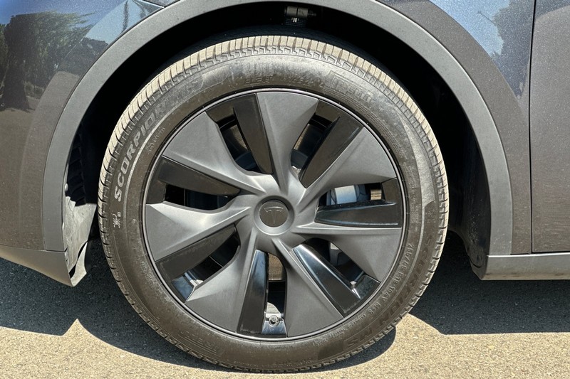 Tesla Model Y Vehicle Full-screen Gallery Image 40