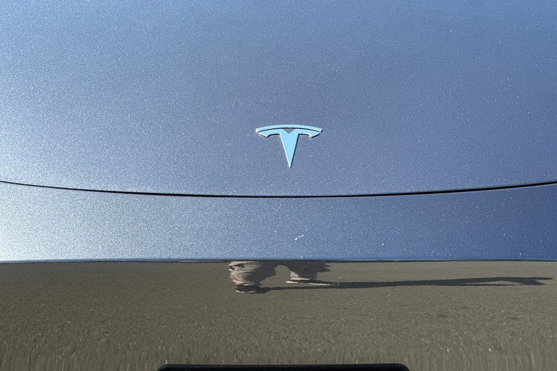 Tesla Model Y Vehicle Full-screen Gallery Image 42