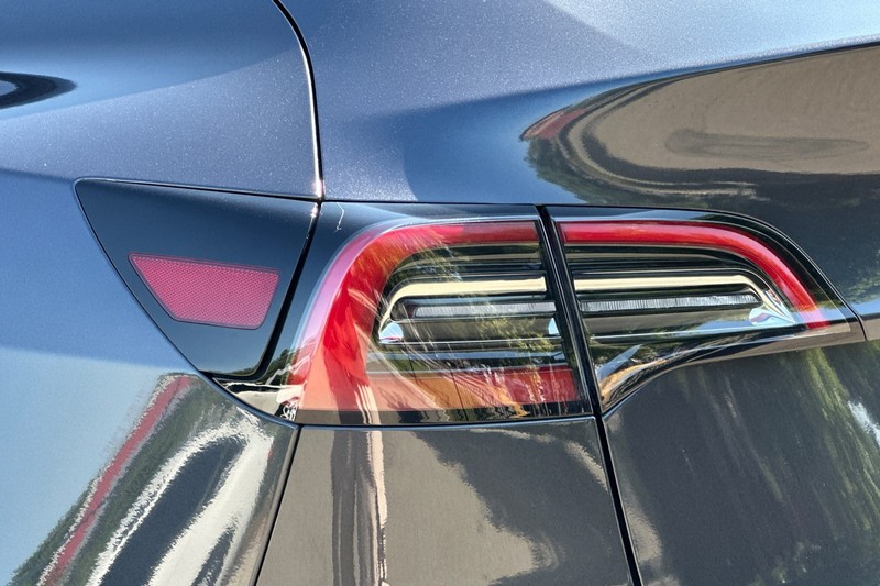 Tesla Model Y Vehicle Full-screen Gallery Image 43