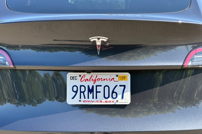Tesla Model Y Vehicle Full-screen Gallery Image 44