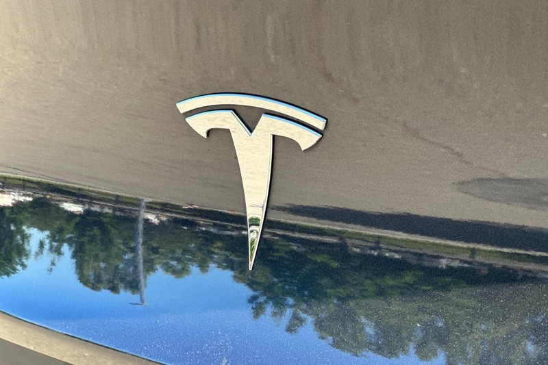 Tesla Model Y Vehicle Full-screen Gallery Image 46