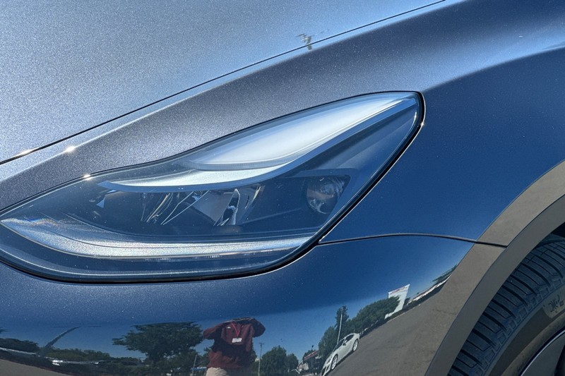 Tesla Model Y Vehicle Full-screen Gallery Image 47