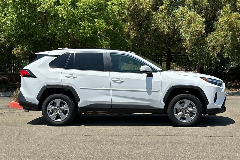 Toyota RAV4 Vehicle Full-screen Gallery Image 03