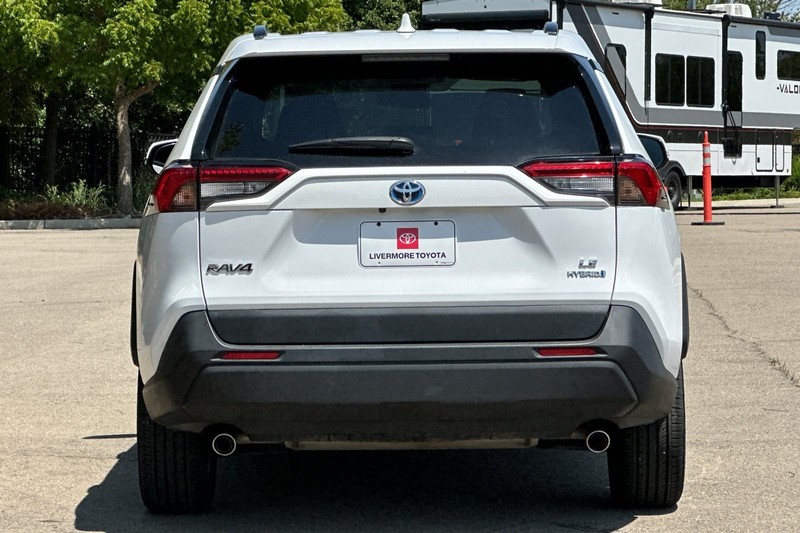 Toyota RAV4 Vehicle Full-screen Gallery Image 05