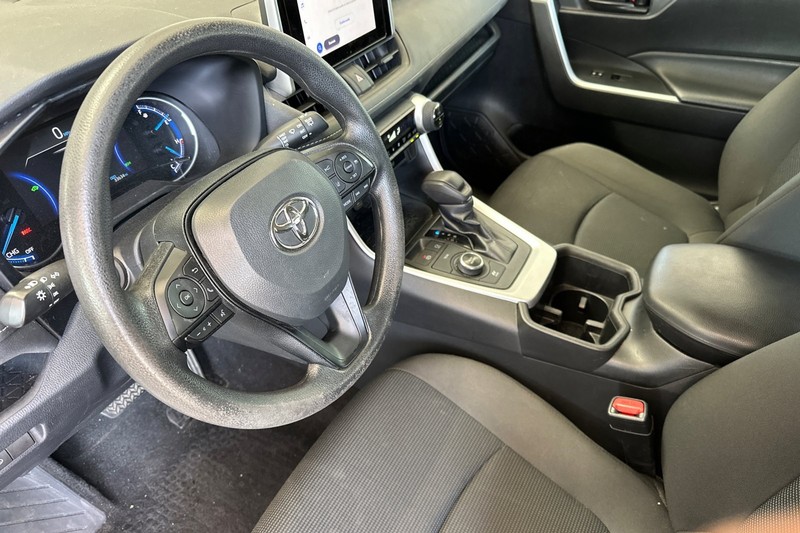 Toyota RAV4 Vehicle Full-screen Gallery Image 10