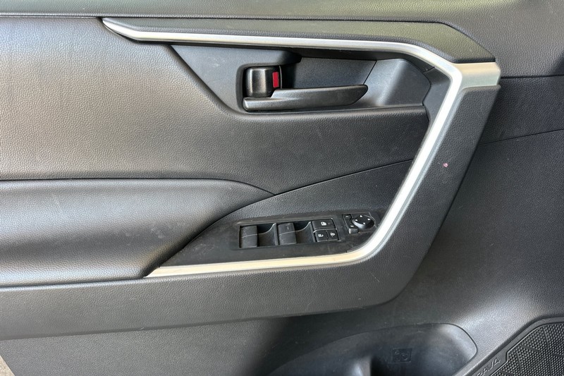 Toyota RAV4 Vehicle Full-screen Gallery Image 11